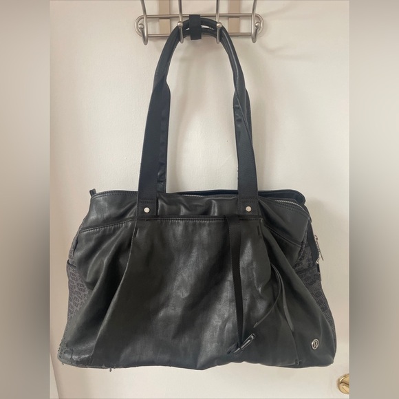 Lululemon Om The Day Bag Black Reflective Large Duffle Yoga Mat Gym Travel - Picture 4 of 16